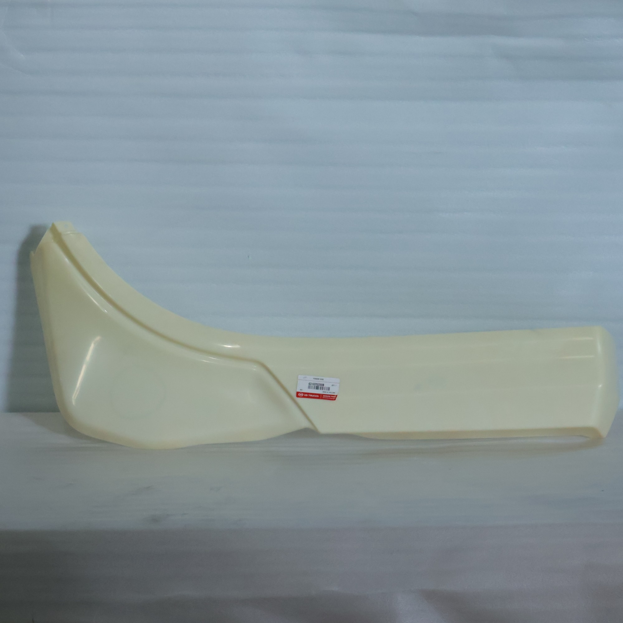 ỐP NHỰA VIỀN HÔNG CABIN PHẢI - QUESTER